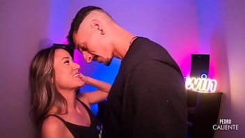 Loirinha só quer mamar no pau grande