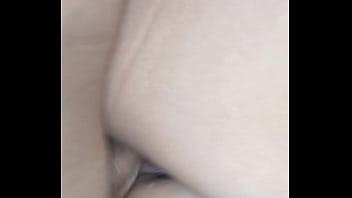 Morena caliente es follada por una polla enorme