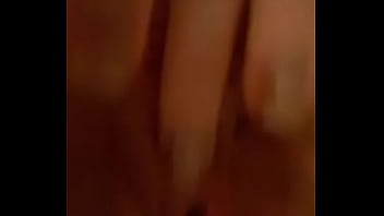 Infila le dita e gode