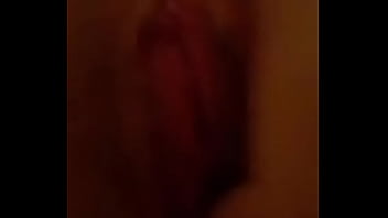 Infila le dita e gode