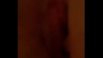 Infila le dita e gode