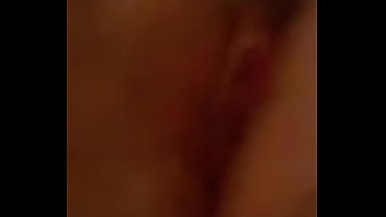 Infila le dita e gode