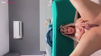 Loirinha passa óleo na sua enorme bunda fica excitada e se masturba bem gostoso