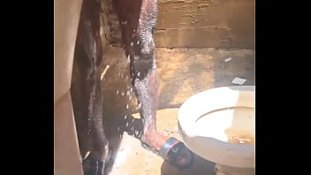 Pillo a mi vecino masturbándose solo y lo ayude mamando su verga quien quiere una vecina cachonda