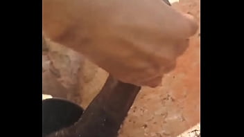 Pillo a mi vecino masturbándose solo y lo ayude mamando su verga quien quiere una vecina cachonda