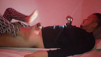 Vecina traviesa engaña a su pareja con el vecino