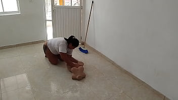 Joven colombiana de gran culo se masturba su delicioso coño junto a su muñeca tantaly