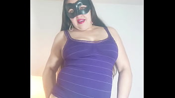 Esposa puta se masturba y gime fuertemente por el juguete en su deliciosa concha