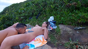 Loira muito gostosa transando na praia com surfista e filmei tudo escondido