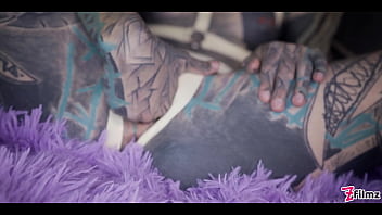 Alt babe craves intense anal stretching to squirt hard