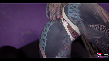 Alt babe craves intense anal stretching to squirt hard