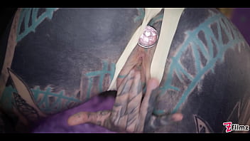 Alt babe craves intense anal stretching to squirt hard