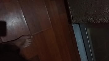 Espiándola mientras se baña después de cogérmela