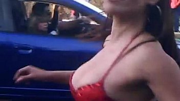 Edecan bailando en traje de baño en batucada parte 1