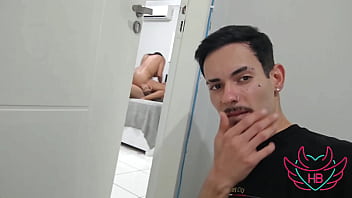Fui visitar meu amigo e peguei ele no flagra com a esposa