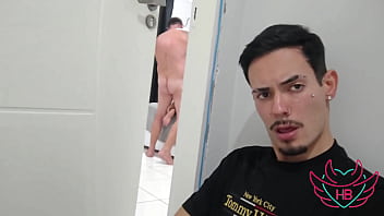 Fui visitar meu amigo e peguei ele no flagra com a esposa