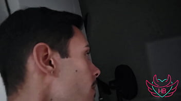 Fui visitar meu amigo e peguei ele no flagra com a esposa