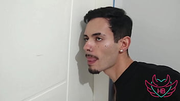 Fui visitar meu amigo e peguei ele no flagra com a esposa