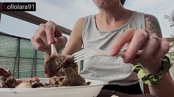 Post pranzo lei lo succhia e si prende lo sperma dentro