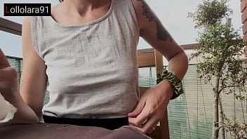 Post pranzo lei lo succhia e si prende lo sperma dentro