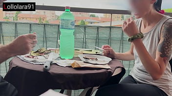 Post pranzo lei lo succhia e si prende lo sperma dentro