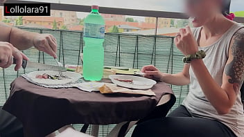 Post pranzo lei lo succhia e si prende lo sperma dentro