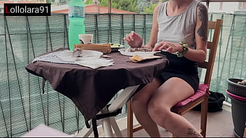 Post pranzo lei lo succhia e si prende lo sperma dentro