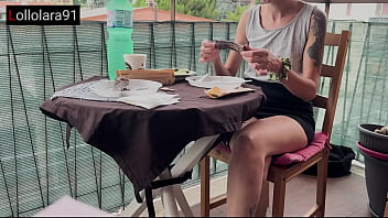 Post pranzo lei lo succhia e si prende lo sperma dentro