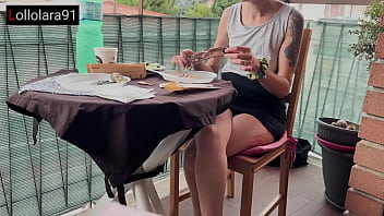 Post pranzo lei lo succhia e si prende lo sperma dentro