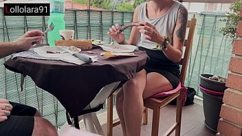 Post pranzo lei lo succhia e si prende lo sperma dentro