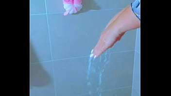 Glowing skin & tight thong—brazilian bombshell’s shower show