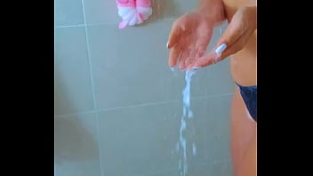 Glowing skin & tight thong—brazilian bombshell’s shower show