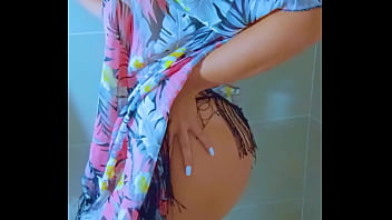 Glowing skin & tight thong—brazilian bombshell’s shower show