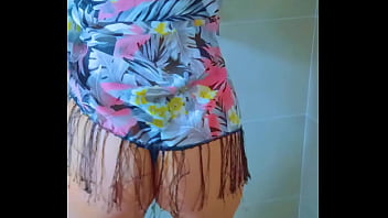 Glowing skin & tight thong—brazilian bombshell’s shower show