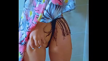 Glowing skin & tight thong—brazilian bombshell’s shower show