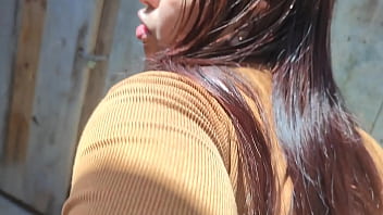 Flagrei a puta mijando e ela me chupou