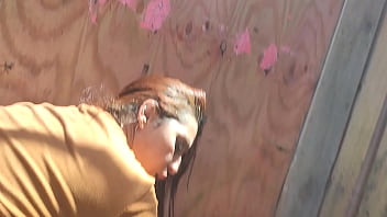 Flagrei a puta mijando e ela me chupou