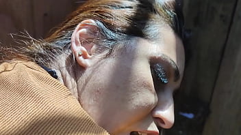 Flagrei a puta mijando e ela me chupou