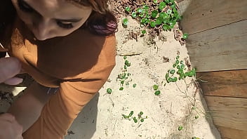 Flagrei a puta mijando e ela me chupou