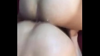 Un Par De Perritas Ensartadas Con Un Dildo Doble thumbnail