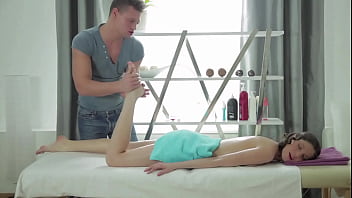Masseur fucks his client with awesome body figure