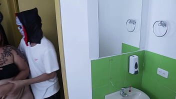 Primo enmascarado en halloween se folla a una chica en la fiesta