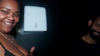 Preta laay leva pau e leite e volta para os braços de seu amado realizada