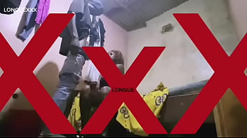 Prend une longue queue bien profonde avec sa mini jupe