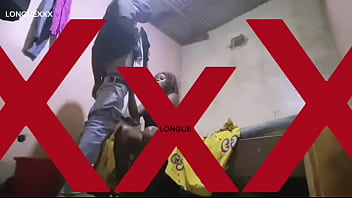 Prend une longue queue bien profonde avec sa mini jupe