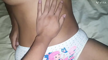 Mi hijastra estaba sola en su habitacion a media noche hicimos esto