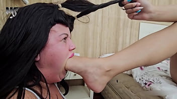 Duo feet swallowing with merciless brunette