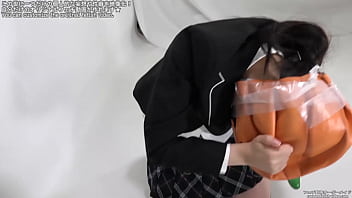 視界が遮られてパニックになる女性 thumbnail