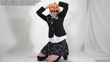 視界が遮られてパニックになる女性