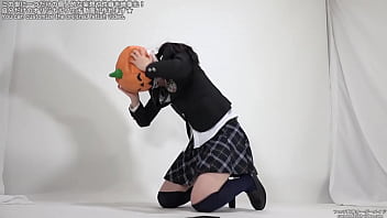 視界が遮られてパニックになる女性